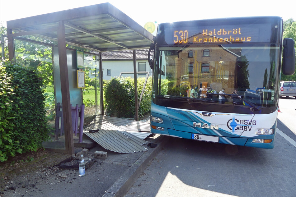 Linienbus zerstört Wartehäuschen, Frau wird getroffen und hat Glück