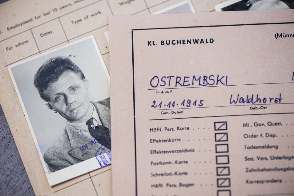 Eine Karteikarte des Gefangenen Ostremski im Konzentrationslager Buchenwald liegt beim International Tracing Service (ITS) auf einem Tisch.