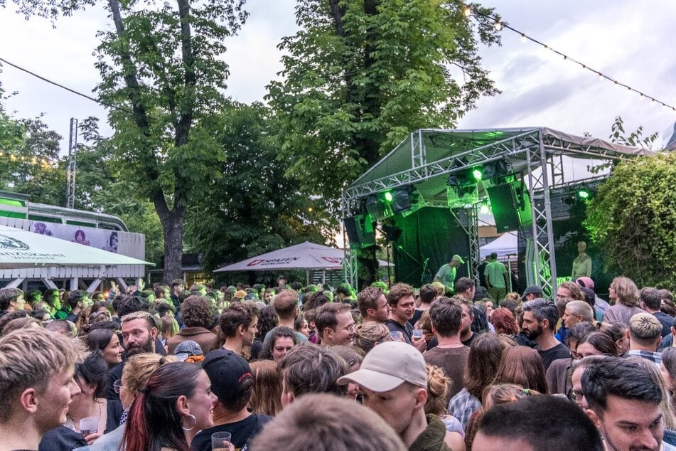 Veranstalter Landstreicher Konzerte lud am Mittwoch zur Jubiläumsparty und in allen Ecken des Leipziger Felsenkellers wurde gefeiert. Selbst im Hof war eine Bühne aufgebaut, vor der die Leute fleißig den Regen wegtanzten.