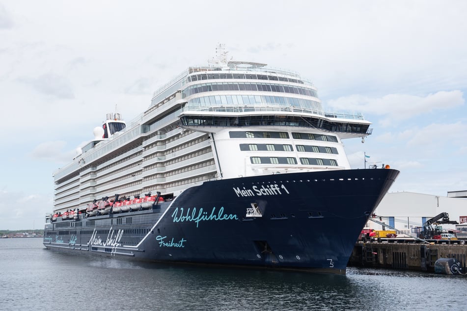 Das Kreuzfahrtschiff "Mein Schiff 1" von TUI Cruises läuft am Dienstag den Hafen in Warnemünde an.