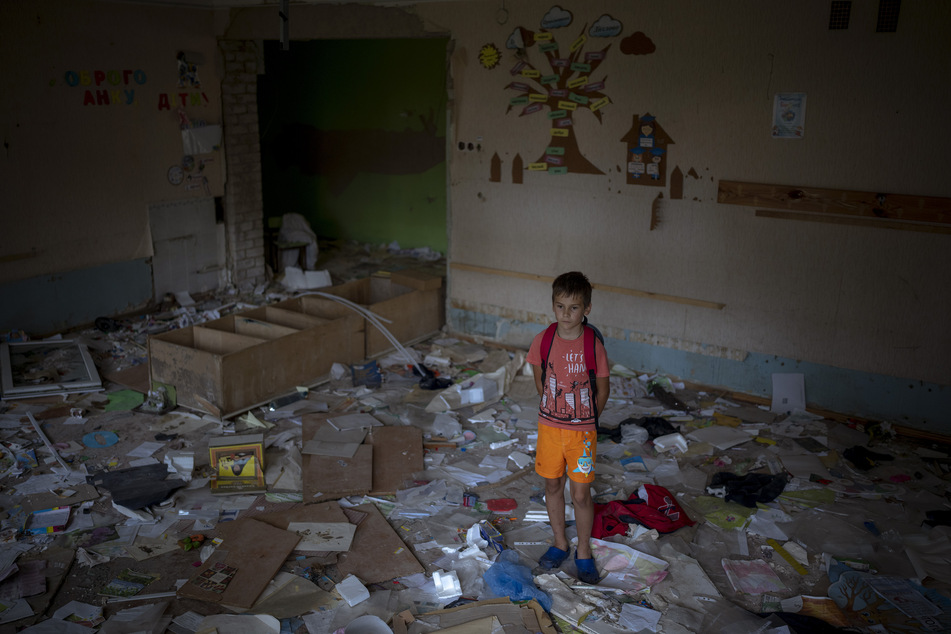 Der 11-jährige Ivan Hubenko steht in den Überresten seines Klassenzimmers in der Tschernihiwer Schule Nr. 21, die von russischen Streitkräften bombardiert wurde.
