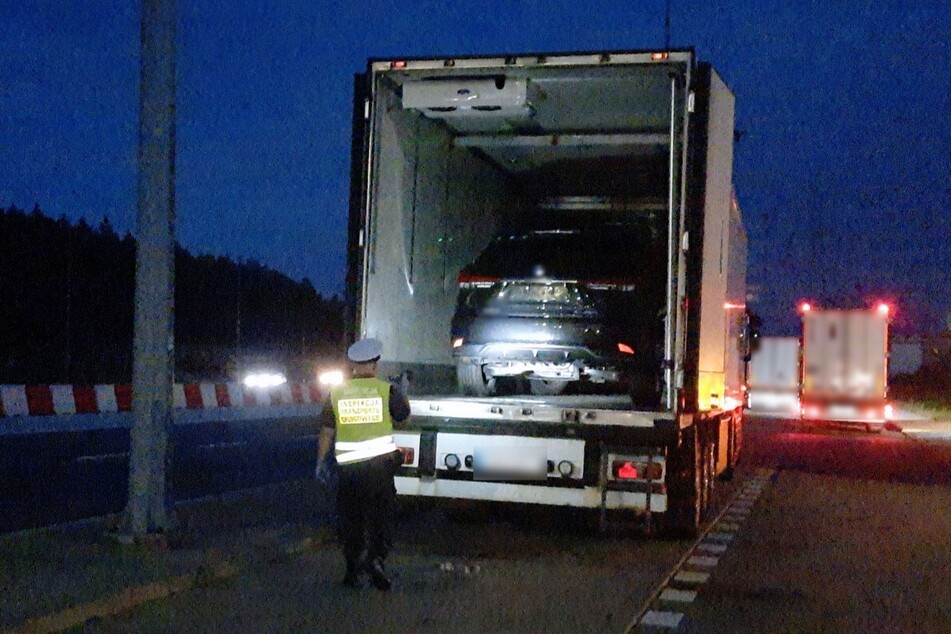 In dem litauischen Lastwagen befangen sich die zwei gestohlenen Autos.