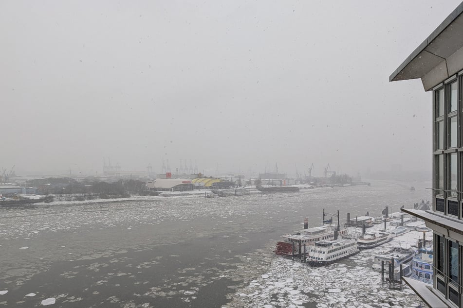 In Hamburg schneit es seit den frühen Morgenstunden. Auch der Hafen ist von einer weißen Schneedecke umhüllt.