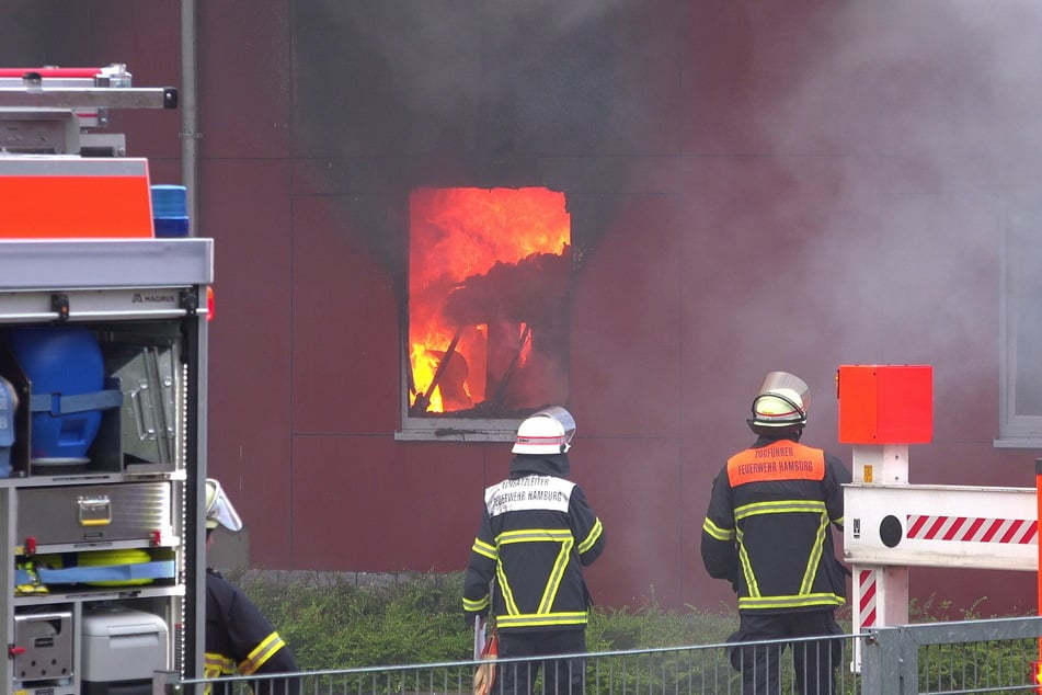 Flammen schlagen aus einem der Fenster.