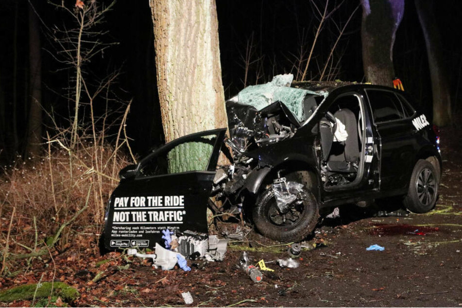 VW-Polo kracht gegen Baum: Fahrer stirbt im Wrack