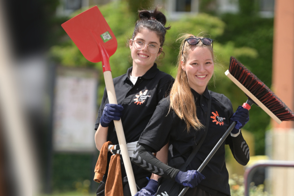 Mit Freude und Elan dabei: Die Abiturientinnen Luise Elstner-Riedel (18, l.) und Michelle Andrä (18) waren beim 1. "City Clean Up" dabei.