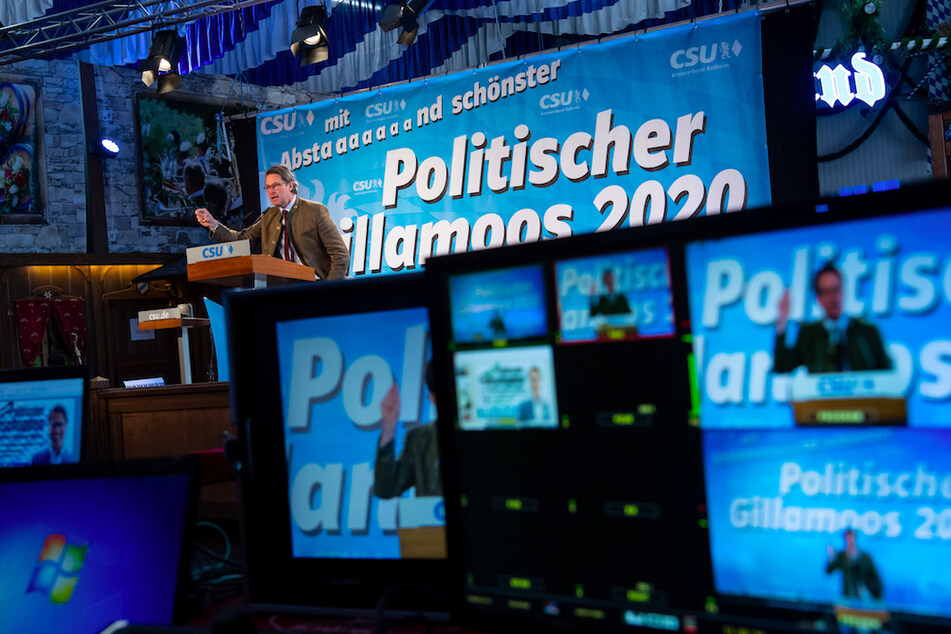 Das Gillamoos ist eines der größten und ältesten Volksfeste Niederbayerns und bietet traditionell einen politischen Schlagabtausch der Parteien. Aufgrund der Corona-Pandemie wurde das Volksfest in diesem Jahr abgesagt, aber CSU und Freie Wähler wollen ihre Bierzeltreden per Internet streamen.