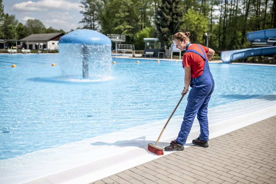 Ildiko Harnack (41) schrubbt im Freibad Wittgensdorf den Beckenrand blitzblank.