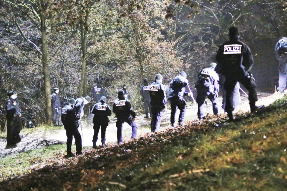 Die Polizei suchte nach dem Angriff in Ebersbach mit einem Großaufgebot nach den flüchtigen Tätern.