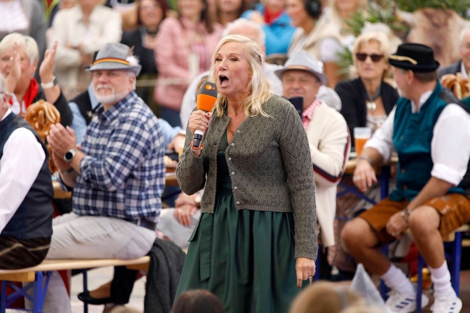 Andrea Kiewel (60) zeigt sich in einem schicken Dirndl.