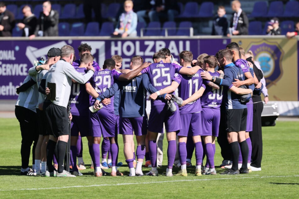 Stille statt Pfiffe. Als die Heimpartie gegen Wiesbaden am Samstagnachmittag abgepfiffen wurde, blieb es ruhig im "eins-Erzgebirgsstadion". Auch wenn sich der Moment lange anbahnte, war auch die Enttäuschung der Spieler sichtlich groß.