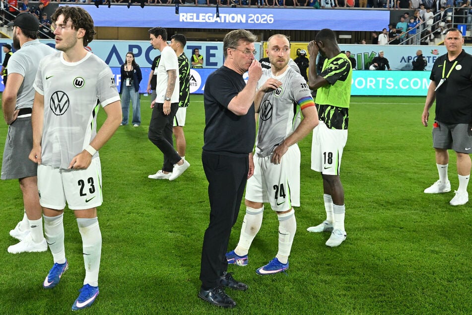 Bedröppelte Gesichter beim VfL Wolfsburg: Die Wölfe müssen nach der verlorenen Relegation runter.