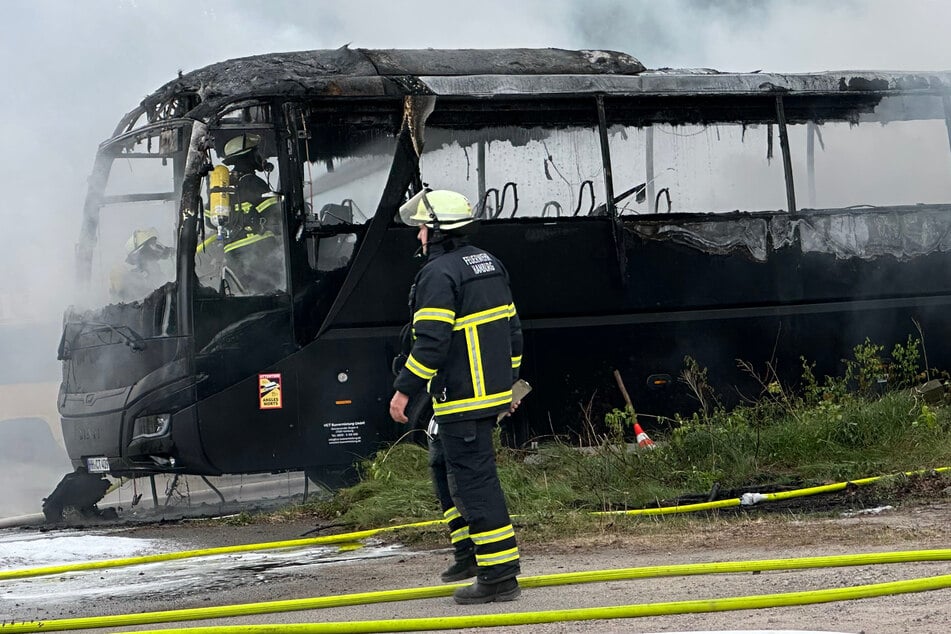 Der Reisebus brannte am Samstag komplett aus.