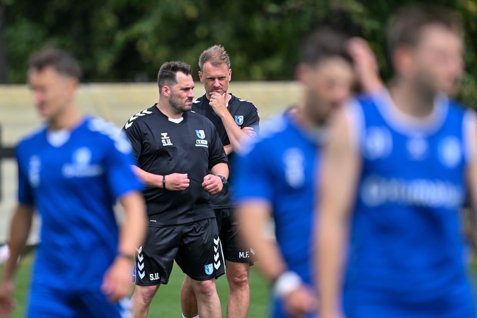 FCM-Neu-Trainer Markus Fiedler (39, 3.v.l.) sieht nach einer Testspiel-Niederlage Optimierungsbedarf.