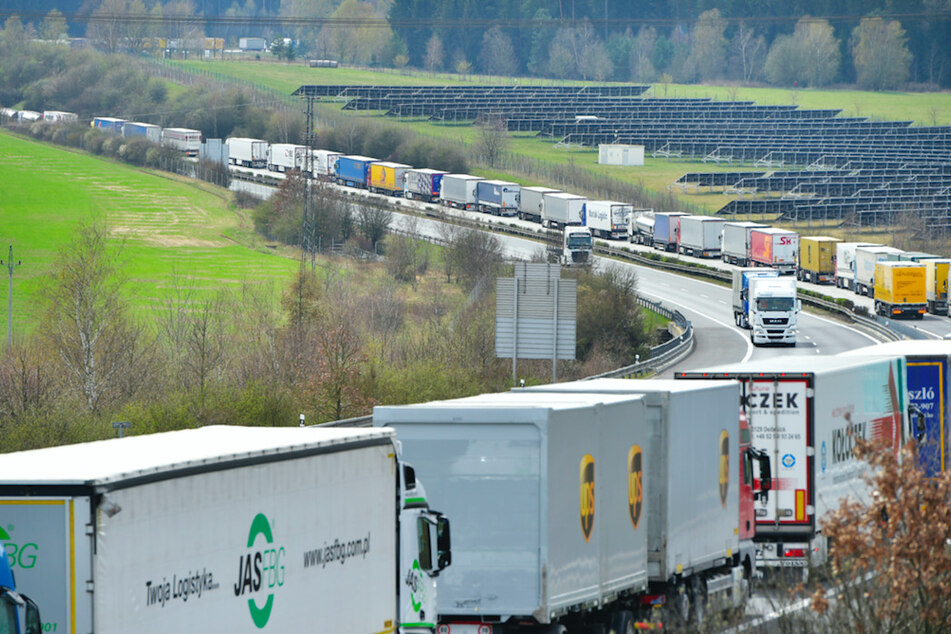 Kilometerlanger Lkw-Stau! Erhebliche Probleme an Corona-Teststelle in Tschechien