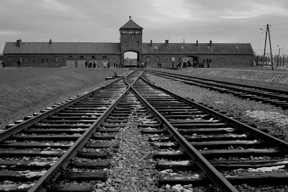 Die Bahngleise, auf denen Hunderttausende von Menschen ankamen, um in die Gaskammern des ehemaligen Nazi-Todeslagers Auschwitz-Birkenau (Auschwitz II) gebracht zu werden.