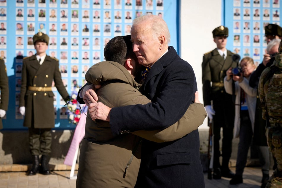 President Joe Biden (r.) embraces Ukraine's President Volodymyr Zelensky as they visit the Wall of Remembrance in Kyiv to pay tribute to killed Ukrainian soldiers on February 20, 2023.