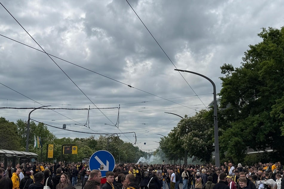 Unglaublich viele Dynamo-Fans haben sich für den Marsch zum Stadion versammelt.
