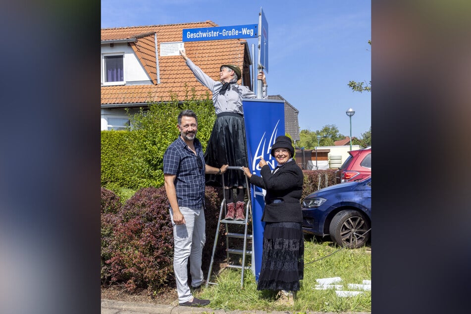 Karin Lehmann als Elsbeth Große mit "ihrer" Schwester Margarete alias Marianne Horns mit Meißens Tourismus-Chef Christian Friedel.