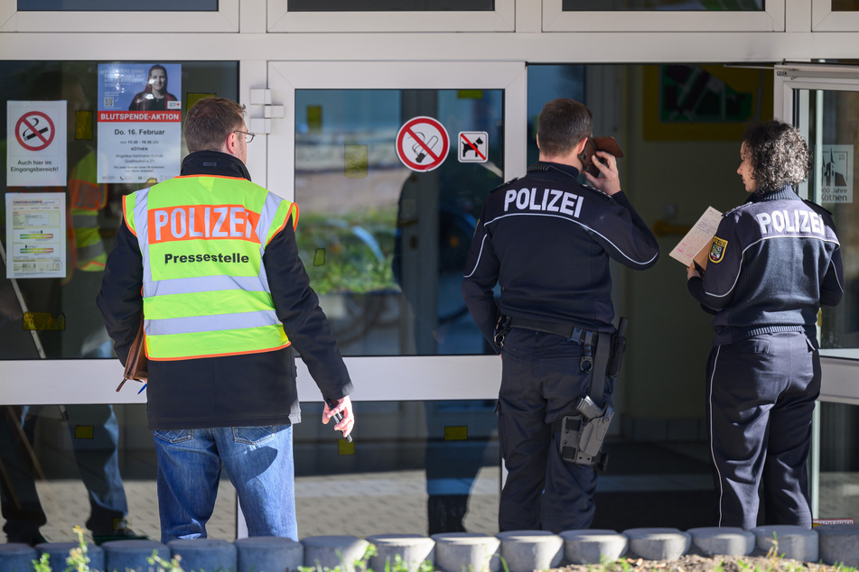 Polizei-Großeinsatz in Köthen! 12-Jähriger läuft mit Messer durch Förderschule