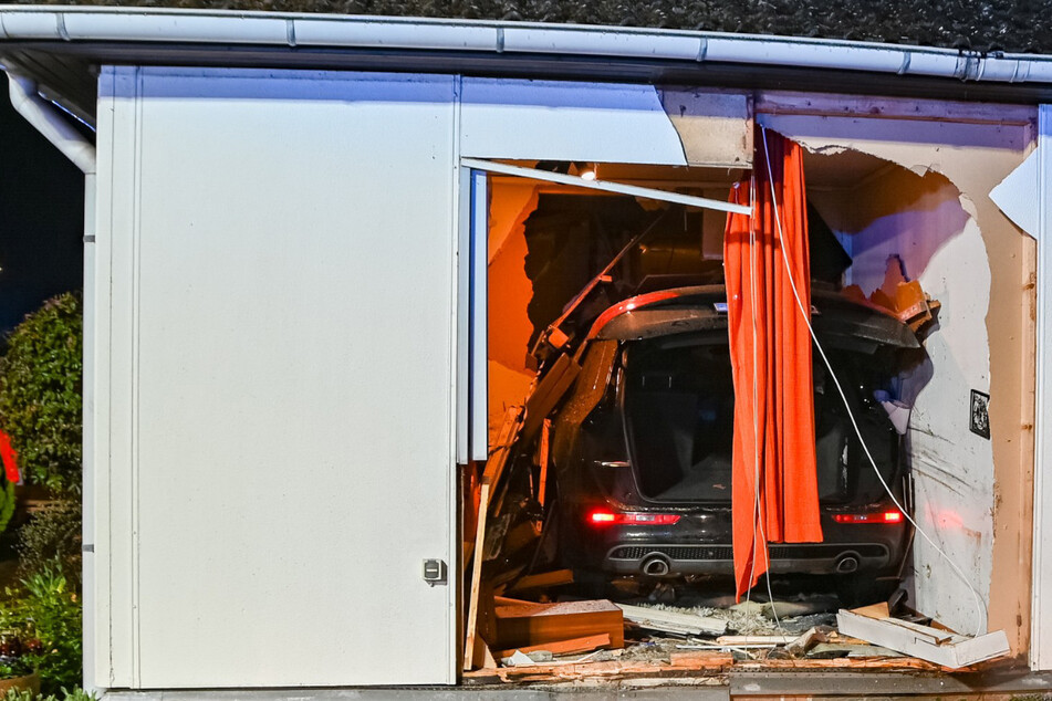 Mit 70 km/h raste die Frau in einen Bungalow. Im Auto saß auch ein elf Monate altes Kind.