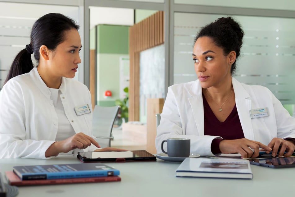 Dr. Lilly Phan (links) will ihre Chefärztin Dr. Lucia Böhm (Vanessa Rottenburg) von ihrem Vorhaben überzeugen.