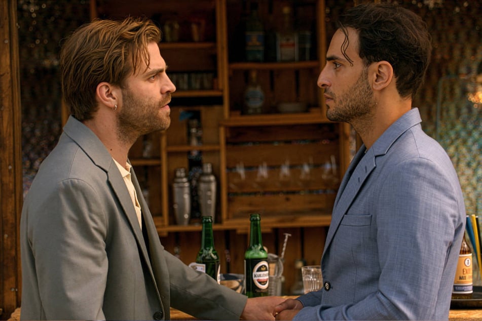 Julian (l.) stellt Nihat wütend zur Rede.