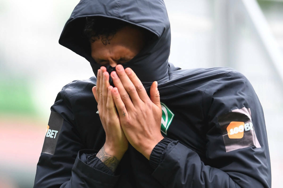 Ein tieftrauriger Davie Selke verlässt nach dem Abstieg des SV Werder Bremen das Weserstadion.
