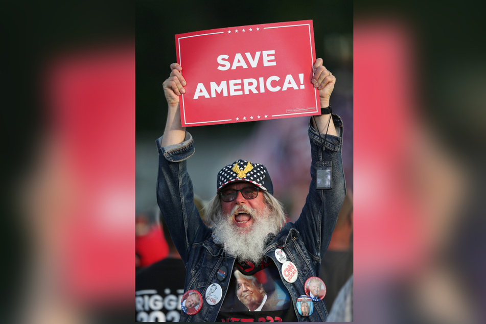 Die von Trump geworfenen Hüte tragen die Aufschrift "Save America" ("Rettet Amerika").