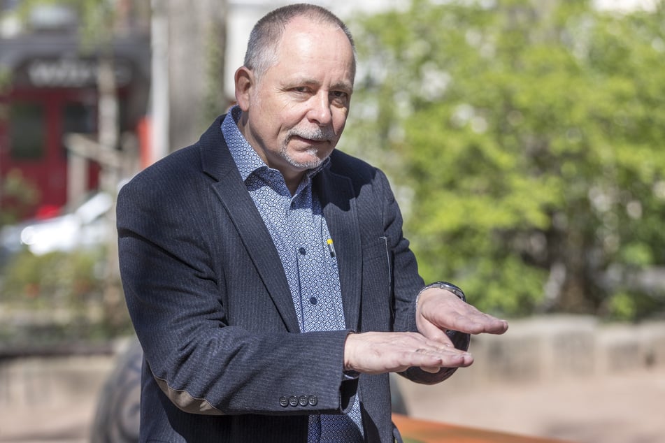 Froh über den Einsatz der Kiezlichter: Stadtbezirksamtsleiter André Barth (59).