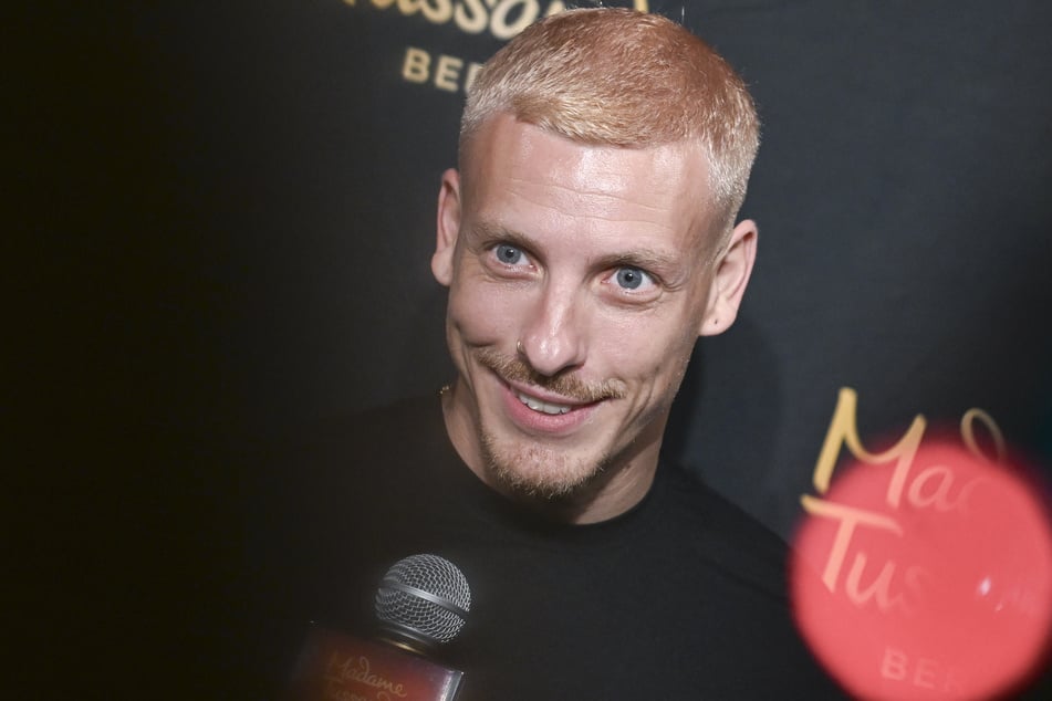 Felix Lobrecht (36) bringt sich als Quizshowmoderator ins Spiel.