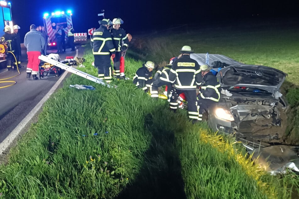 Heftiger Unfall in Sachsen-Anhalt: Feuerwehr schneidet Beifahrer (28) aus VW