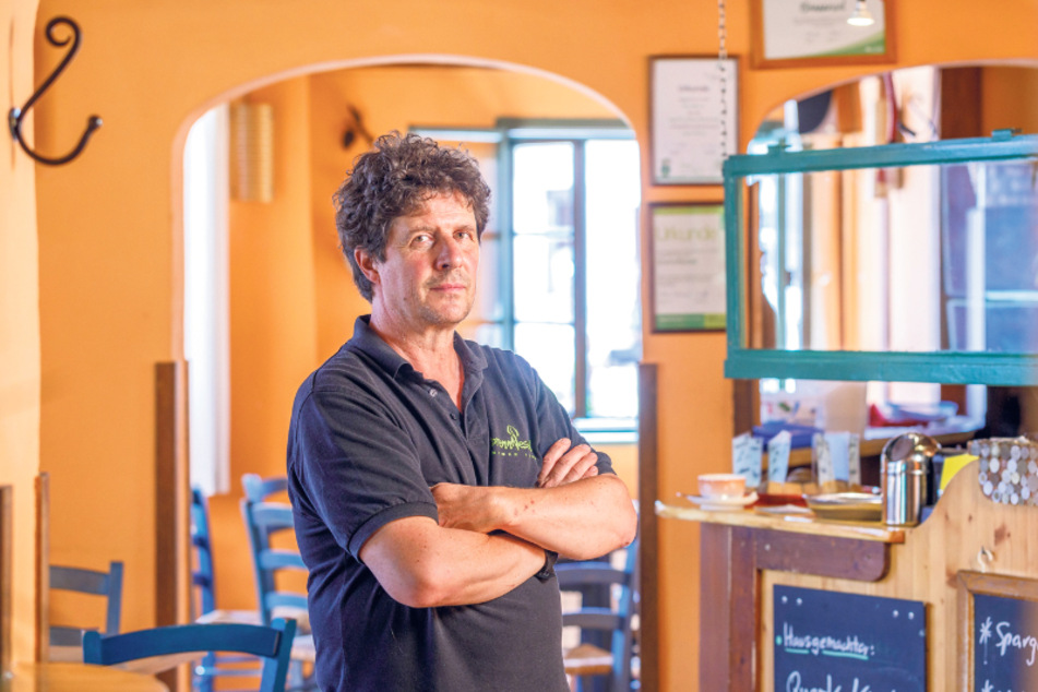 Wirt Detlef Janz (57) hofft, dass er sein Lokal durch die Krise bringt.