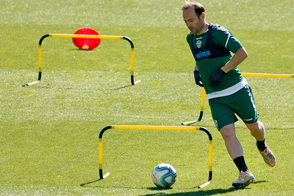 Elches Nino nahm am Montag an einer Trainingseinheit teil. Die Spieler des spanischen Fußball-Zweitligisten FC Elche sind am Mittwoch aus Protest über Gehaltskürzungen nicht zum Training erschienen. (Archivbild)