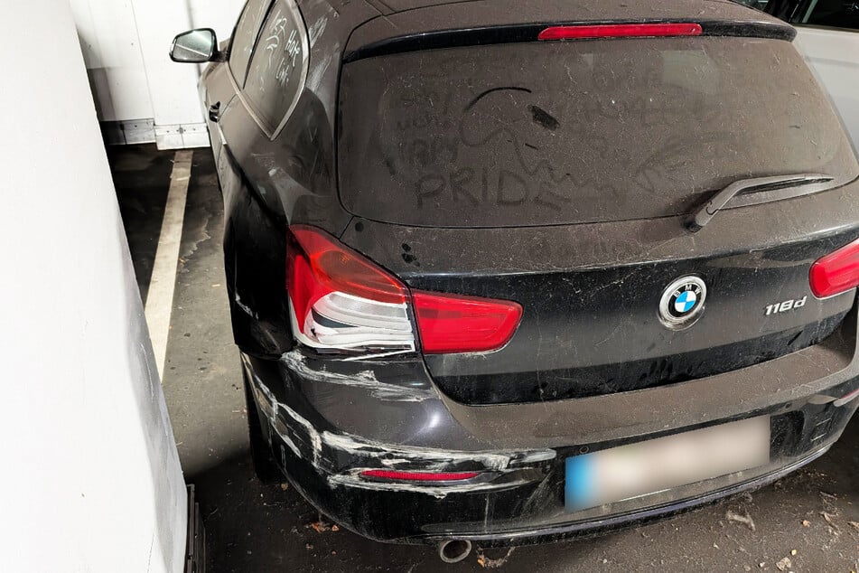 Passanten haben den verdreckten BMW mit Botschaften "verziert".