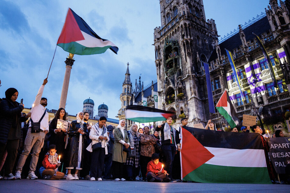 Während das Münchner Rathaus mit der israelischen Flagge angestrahlt wurde, sammelten sich auf dem Marienplatz Menschen zu einer pro-palästinensischen Demo.