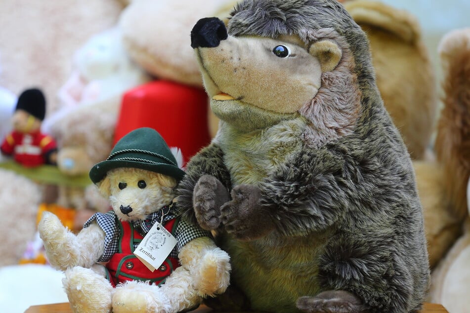Unter die Bären hat sich ein echter Steiff-Igel geschmuggelt. Auch er kommt unter den Hammer.