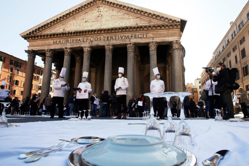 Köche und Restaurantbesitzer protestieren gegen die von der Regierung erlassene Corona-Maßnahme zur Eindämmung der Ausbreitung des Coronavirus, die Restaurants nachts auf dem Pantheon-Platz in Rom zu schließen.