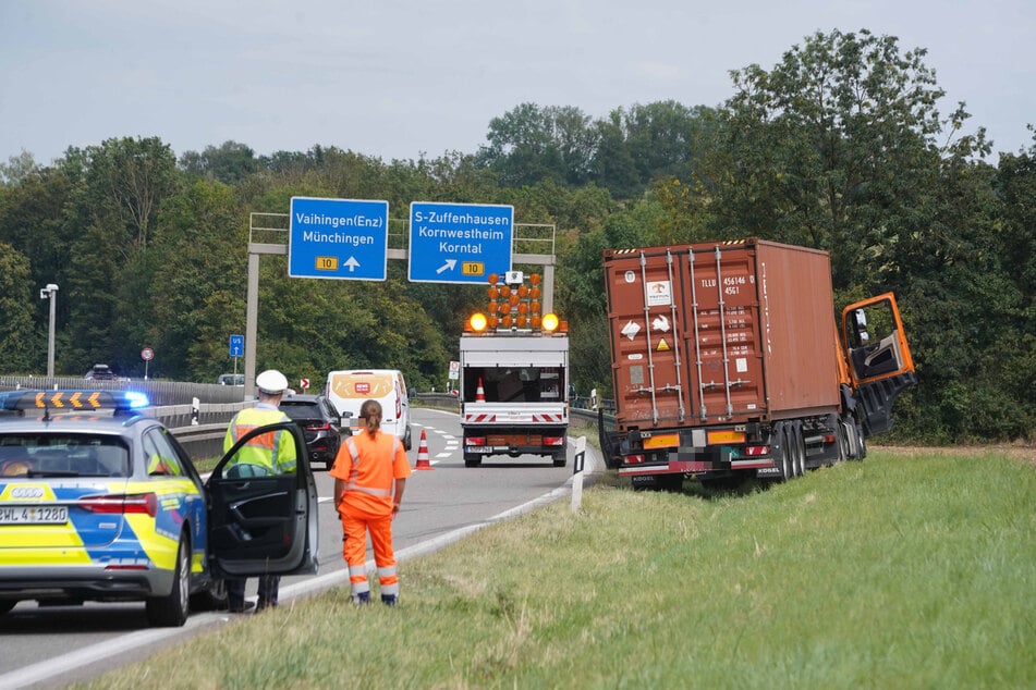 Aus einer ferneren Perspektive ist vom VW bei genauerem Blick nur noch ein Teil der Fahrertür zu sehen.