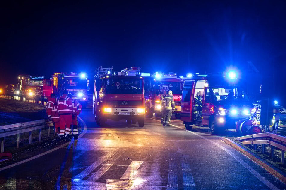 Zahlreiche Feuerwehrfahrzeuge waren im Einsatz. Die Raststätte musste komplett gesperrt werden.