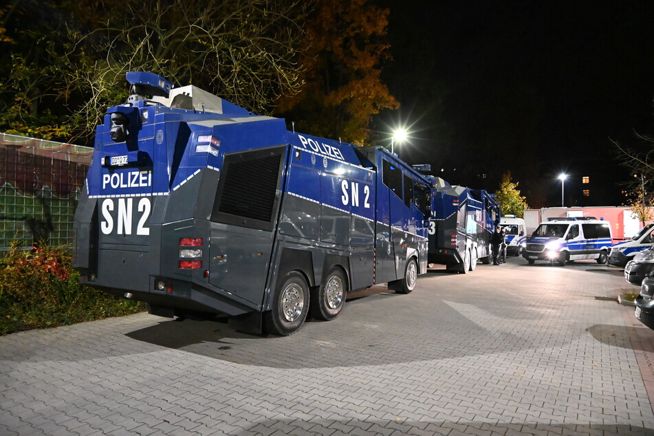Die Einsatzkräfte haben sich mittlerweile auf dem Parkplatz des Lidl-Supermarkts an der Richard-Lehmann-Straße versammelt.