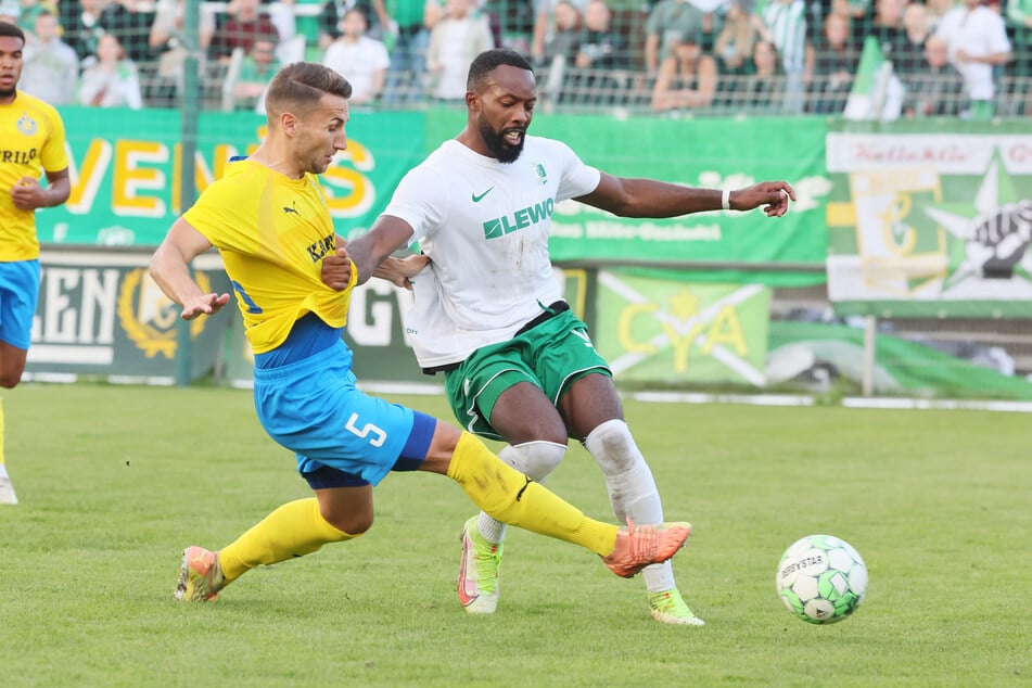 Regionalliga-Raubein David Urban (heute 33, l.) hält den Karten-Rekord von 16 Verwarnungen in einer Spielzeit. (Archivfoto)