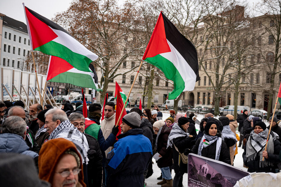 Seit dem blutigen Angriff der Terrororganisation Hamas auf Israel am 7. Oktober und der israelischen Gegenoffensive gibt es in Berlin immer wieder Solidaritätsbekundungen mit der einen oder der anderen Seite des Konflikts. (Archivbild)