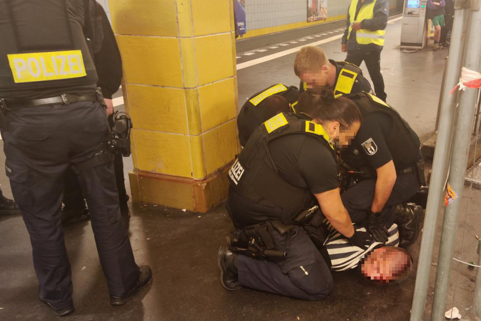 Ein Streit am U-Bahnhof Hermannplatz hat in Berlin-Neukölln einen Großeinsatz der Polizei ausgelöst.