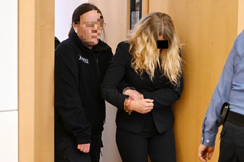 "Killer-Witwe" Ramona B. (52, r.) steht wegen Mordes vor Gericht.