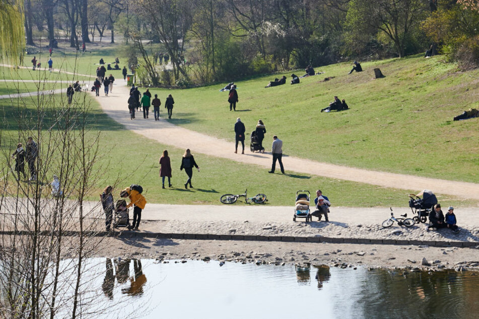 Menschen genießen das schöne Wetter im Rudolph-Wilde-Park in Schöneberg.