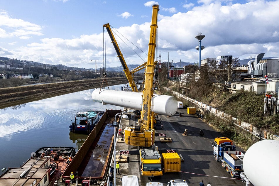 Verladearbeiten im Elbhafen von Decin - die Elbe ist ein wichtiger Transportweg, der jedoch durch Niedrigwasser immer wieder blockiert ist.