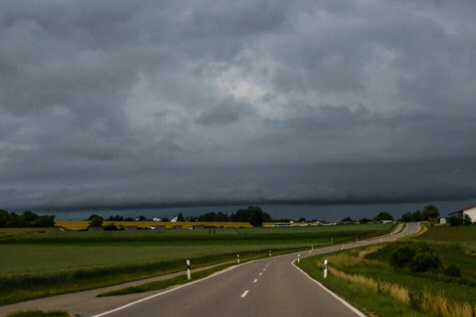 Dunkle Wolken sorgen vielerorts für Regen im Freistaat. (Archiv)