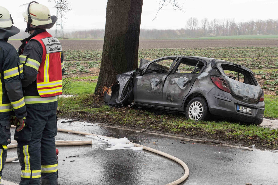 Tödlicher Verkehrsunfall in Bergheim: Opel kollidiert mit Baum und fängt Feuer