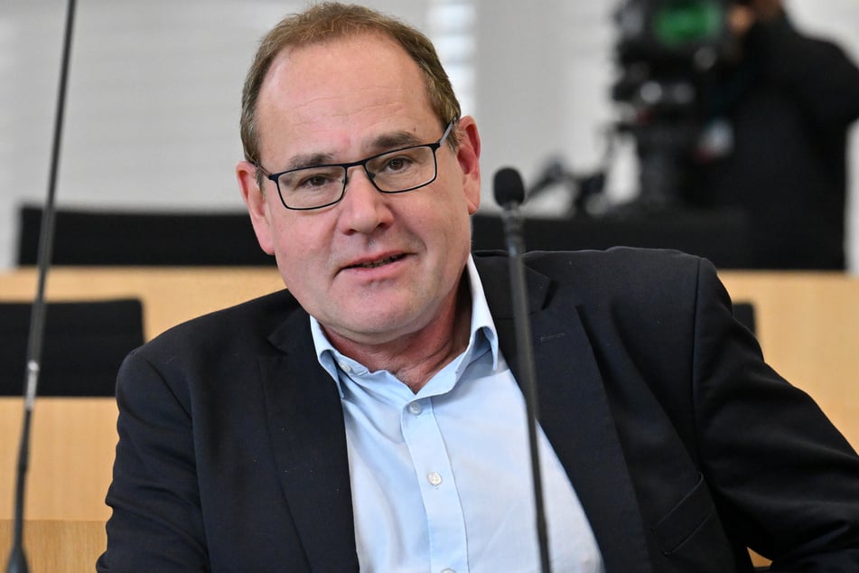 Thüringens Energieminister Tilo Kummer (57, BSW) hat sich für die Einführung einer staatlichen Förderung zur Produktion von grünem Wasserstoff aus erneuerbaren Energien ausgesprochen.